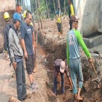 Perumda TRS gerak cepat menangani persoalan gangguan pasokan air bersih akibat kerusakan jaringan pipa di Dawuan.