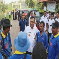 Gubernur Jawa Tengah, Ahmad Luthfi berdialog dengan petugas kebersihan di sela-sela kunjungan ke tempat pengolahan sampah terpadu (TPST) di Desa Penggarit, Kecamatan Taman, Kabupaten Pemalang, Rabu, 28 Mei 2025.