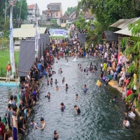 Suasana meriah Festival Desa Wisata Kasomalang Kulon Desa Kasomalang Kulon, Kecamatan Kasomalang, Kabupaten Subang, pada Sabtu (31/5/2025).