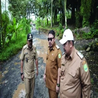 Bupati Subang Reynaldy bersama Plt Kadis PUPR Subang Heri Sopandi saat meninjau jalan Kumpay yang rusak.