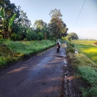 Infrastruktur jalan rusak di Kecamatan Pagaden Barat, khususnya di ruas jalan poros Cidadap-Sumurgintung.