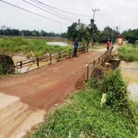 Jembatan Mekarwangi yang menghubungkan Desa Mekarwangi dan Munjul di Kecamatan Pagaden Barat dikeluhkan warga karena kondisinya yang rusak.