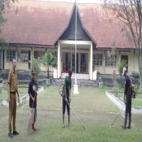 Dinas PUPR Subang menggelar kegiatan rutin bersih-bersih lingkungan kantor sebagai bentuk dukungan terhadap program "Subang Ngabret" di bidang kebersihan.