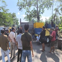 proteds pengemudi truk subang