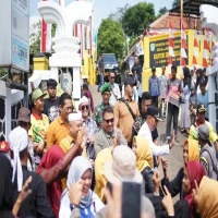 Warga Desa Cikadu antusias mengikuti Pawai Alegoris dalam rangka Milangkala ke-46, Sabtu (5/7/2025).