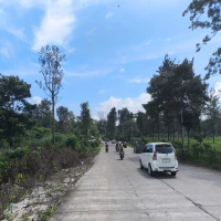 Jalur Jalancagak-Ciater dipadati kendaraan wisatawan pada Minggu (6/7/2025). (Hadi Martadinata/Pasundan Ekspres)