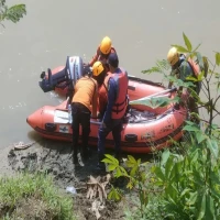 Tim Gabungan ketika melakukan evakuasi jenazah korban di Bensungan Salamdarma, Kabupaten Indramayu pada Selasa (8/7/2025). (Muhammad Faishal/Pasundan Ekspres)