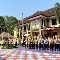 AKBP Ariek Indra Sentanu saat menyampaikan pesan perpisahan di hadapan para anggota Polres Subang, Sabtu (12/7/2025).