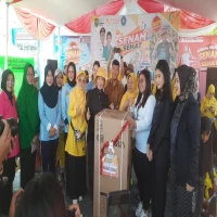 TP PKK Kabupaten Subang dan Tridjaya Group memberikan salah satu doorprize mesin cuci kepada pemenang pada perayaan Hari Kesatuan Gerak PKK ke-53 yang digelar dengan meriah di Halaman Belakang Tridjaya Motor Pagaden, Sabtu (12/7/2025).