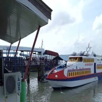 salah satu kapal ferry yang melayani rute Karimun. (Foto: istimewa)