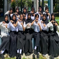 Anggota ekskul Jurnalistik SMAN 1 Subang terlihat kompak saat berfoto bersama. (Syifa Oktavina Efendi/SMAN 1 Subang)