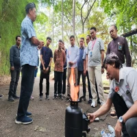 Jurusan Teknik Mesin Politeknik Negeri Subang (POLSUB) menggelar pelatihan penggunaan tungku berbasis biomassa. (Dok POLSUB)