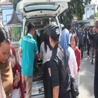 Korban dalam acara pesta rakyat pernikahan putra KDM  saat dievakuasi ke rumah sakit menggunakan ambulance.