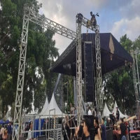 Sejumlah kru terlihat mulai melepas peralatan panggung yang sudah disiapkan untuk kegiatan pesta rakyat resepsi pernikahan Wabup Garut dengan anak Dedi Mulyadi, Jumat 18 juli 2025. (foto : M.Rizky/Radar garut)