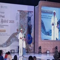 Gubernur Jabar Dedi Mulyadi saat menghadiri Fashion Show dalam rangkaian KJJ di TSM, Kota Bandung, Jumat (18/7/2025). (Son/Jabar Ekspres)
