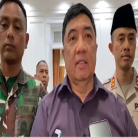 Bupati Garut Abdusy Syakur Amin, didampingi Kapolres Garut dan Dandim 0611 Garutmemberikan keterangan pers di Pendopo Garut, Jumat (18/7/2025) malam. (Iqbal Gojali/Radar Garut)