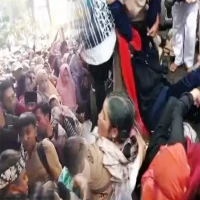 Warga memadati kawasan Alun-Alun Garut dalam Pesta Rakyat, Jumat (18/7/2025), sebelum akhirnya kericuhan terjadi dan menewaskan tiga orang.