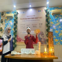 Pengrajin asal Desa Wantilan, Kecamatan Cipeundeuy, Yoni Taryono saat memamerkan kerajinannya dalam Dekranasa Jabar Award 2025.