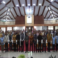Foto bersama Bupati Subang, Polres Subang, Ketua DPRD Subang, Sekretaris Daerah, Kasdim 0605 Subang, para kepala perangkat daerah, camat, penyuluh antikorupsi, mahasiswa, serta para duta integritas Jawa Barat dari Kabupaten Subang, Sabtu, (19/7/2025).