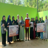 Anggota DPR RI dari Fraksi PKS Daerah Pemilihan Jawa Barat VII Haji Jalal Abdul Nasir, menyalurkan bantuan modal usaha kepada 38 pelaku UMKM di Kabupaten Purwakarta, Jumat (18/7/2025). (Adam Sumarto/Pasundan Ekspres)