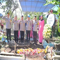 Kapolda Jabar Irjen Pol. Rudi saat melayat ke pemakaman Bripka Cecep pada Sabtu (19/7/2025) di Garut.