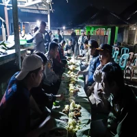 Muspika Kecamatan Kasomalang bersama Pemdes Tenjolaya lakukan penertiban Jam Malam pelajar Jumat malam (18/7/2025). (Hadi Martadinata/Pasundan Ekspres)