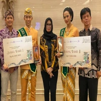 Farel Vandin Ardiwinata dan Helena Gayatri Putri bersama dengan Kepala Disparpora Subang Nenden Setiawati dan Kabid Destinasi Wisata Agus Muslim (kanan) usai menerima penghargaan Mojang Jajaka Jawa Barat 2025 di Bandung, Minggu (20/7/2025).
