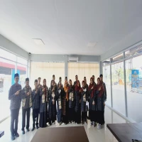Sebanyak 18 calon jemaah umroh Ekslusif ke-2 PT. Rizma Cahaya Utama (Rizma Tour) foto bersama usai pelesapan pada Selasa (22/7/2025) di Rest Area Rosin.