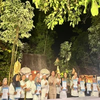 Menteri Perumahan dan Kawasan Permukiman (PKP) Maruarar Sirait bersama Gubernur Jabar, Dedi Mulyadi secara simbolis memberikan kunci rumah kepada masyarakat di Lembur Pakuan, Selasa malam (22/7/2025). (Cindy Desita/Pasundan Ekspres)