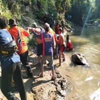 Tim SAR Gabungan Ketika melakukan pencarian korban tenggelam pada Selasa (22/7/2025) di Sungai Cibodas.