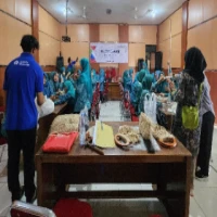 Tim Penggerak PKK Kecamatan Compreng, Kabupaten Subang mempelajari teknik makrame sebagai modal untuk mengembangkan usaha kreatif lokal melalui kolaborasi dengan Program Purnama Subang yang diinisiasi oleh Pertamina EP Subang Field.