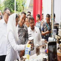 Wamen Perdagangan Dyah Roro Esti (tengah) di dampingi Bupati Subang Reynaldy (kiri) bersama Ketua koperasi Gunung Luhur Berkah Miftah (kanan) saat meninjau gudang kopi di Cisalak, Senin (28/7/2025).