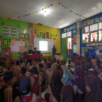 ISTIMEWA  EDUKASI: Mahasiswa STAI Riyadhul Jannah saat memberikan edukasi Stop Bullying kepada siswa-siswi SDN 1 Taringgul Tonggoh Wanayasa.