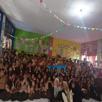ISTIMEWA  EDUKASI: Mahasiswa STAI Riyadhul Jannah saat memberikan edukasi Stop Bullying kepada siswa-siswi SD di Desa Taringgul Tonggoh, Wanayasa.