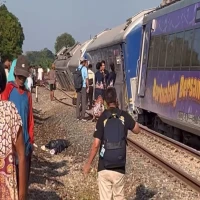 CINDY DESITA PUTRI/PASUNDAN EKSPRES Warga berbondong-bondong melihat kereta anjlok di Pagaden.