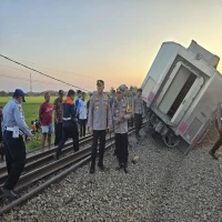 Kapolres Subang, AKBP Dony Eko Wicaksono  saat meninjau lokasi kereta anjlok, Jumat (1/8/2025).
