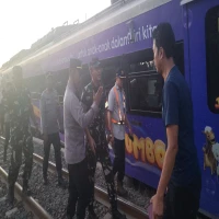 Dandim 0605/Subang, Letkol Czi Asep Saepudin, S.E. turun langsung ke lokasi anjloknya Kereta Api Argo Bromo Anggrek di Emplasemen Stasiun Pagaden Baru, Kabupaten Subang, Jumat (1/8/2025).