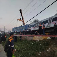 Petugas KAI saat mengevakuasi kereta anjlok di emplasemen Stasiun Pegaden Baru, Subang.