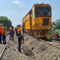 Para tim teknis saat mengevakuasi gerbong kereta Argo Bromo Anggrek, Sabtu pagi (2/8/2025).