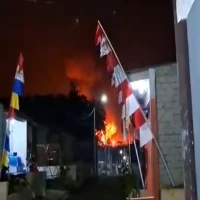 Api membumbung tinggi di Pertamina Cidahu Subang pada Selasa pagi (5/8/2025). Warga Cidahu yang dekat dengan lokasi Pertamina itu mendengar suara ledakan kencang.