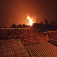 Api membumbung tinggi di SP Pertamina Cidahu Subang pada Selasa pagi (5/8/2025). Warga Cidahu yang dekat dengan lokasi Pertamina itu mendengar suara ledakan kencang.