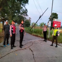 Aparat kepolisian hingga kini masih melakukan sterilisasi akses jalan menuju lokasi kejadian ledakan di Pertamina EP Desa Cidahu, Kecamatan Pagaden Barat, Kabupaten Subang, Selasa (5/8/2025).