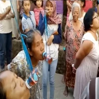 Lomba ngedot teh manis di botol bayi untuk ibu-ibu yang merayakan 17 Agustus. (Youtube)