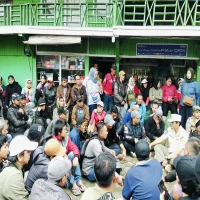 Pedagang di Jalan Tangkuban Perahu