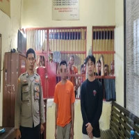 Pelaku AT (tengah) saat ini berada di sel tahanan Satnarkoba Polres Subang. (Dok Polres Subang)