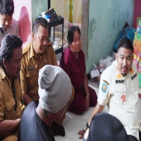 kecelakaan truk pengangkut tanah merah Subang