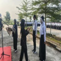 Politeknik Negeri Subang (POLSUB) secara resmi membuka Pengenalan Kehidupan Kampus bagi Mahasiswa Baru (PKKMB) Tahun 2025 dengan sebuah upacara meriah yang dihadiri ratusan mahasiswa baru.